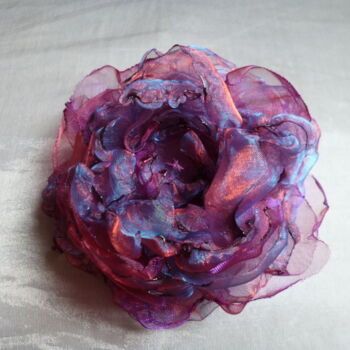 Design titled "Broche fleur "Garan…" by Sylvie Moussier (La tête en fête), Original Artwork