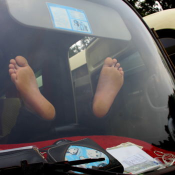 Photographie intitulée "le pied.(Viet Nam)" par Bernard Vergier, Œuvre d'art originale