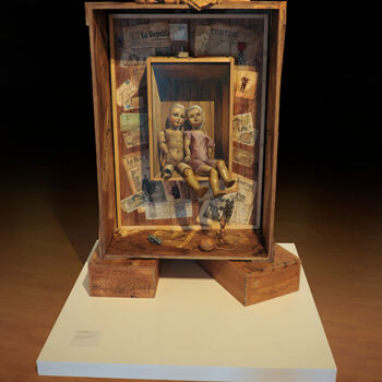 Sculpture titled "Le monde perdu" by Frédéric Martin, Original Artwork, Wood