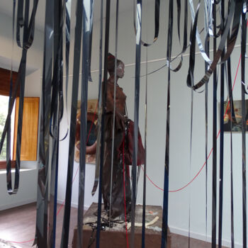 Sculptuur getiteld "Les Liens de l'Exil" door Anne-Michelle Vrillet (Mina), Origineel Kunstwerk, Hars