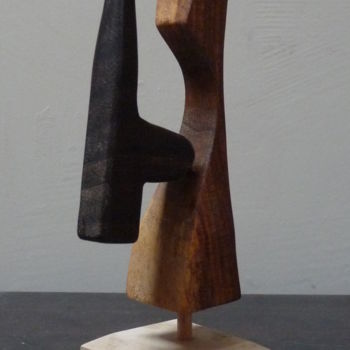 제목이 "gardien de l’île"인 조형물 Sebastien Riga로, 원작, 나무