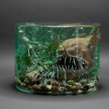 Sculptuur getiteld "Anglerfish VS skele…" door Tot_artstudio, Origineel Kunstwerk, Hars