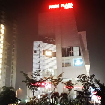 Φωτογραφία με τίτλο "Pride Plaza" από Avik Chakravorty, Αυθεντικά έργα τέχνης, Μη χειραγωγημένη φωτογραφία