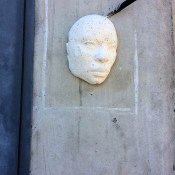 Photographie intitulée "Le masque et la plu…" par Camille R., Œuvre d'art originale, Photographie numérique