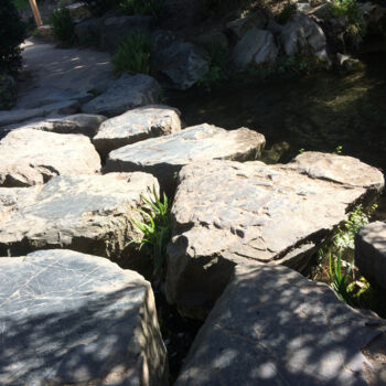 Photographie intitulée "Chemin de pierres" par Camille R., Œuvre d'art originale, Photographie numérique