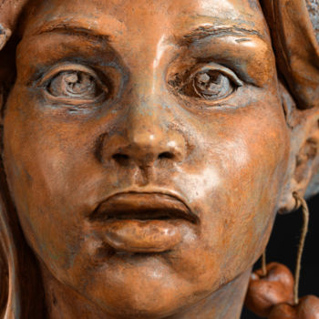 Sculpture intitulée "Pérégrina gros plan" par Valerie Barrault, Œuvre d'art originale, Terre cuite