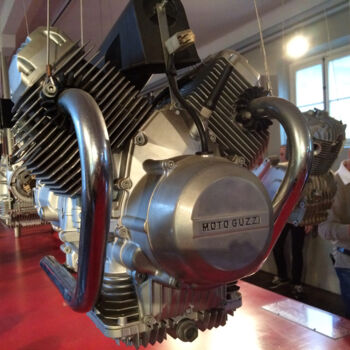 Photographie intitulée "Moteur suspendu" par Camille R., Œuvre d'art originale, Photographie non manipulée