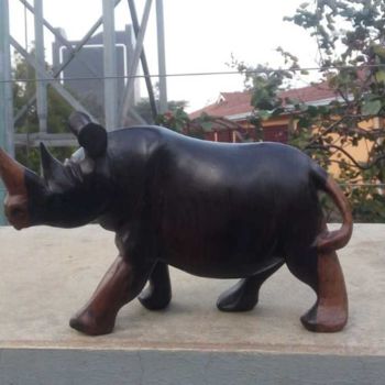 Γλυπτική με τίτλο "Rosewood Rhino small" από Obed Omwange, Αυθεντικά έργα τέχνης, Ξύλο