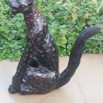 Escultura intitulada "Ebony sitting cheet…" por Obed Omwange, Obras de arte originais, Madeira