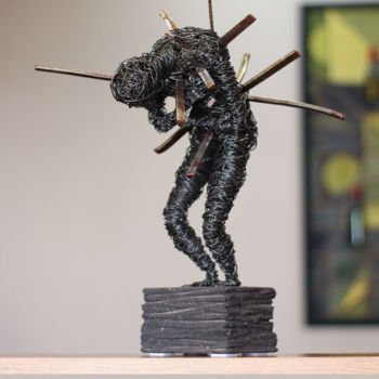 Scultura intitolato "Overcoming pain (40…" da Karen Axikyan, Opera d'arte originale, Metalli