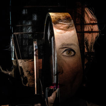 Photographie intitulée "Behind the machine" par Pierre Wurtz, Œuvre d'art originale, Photographie manipulée Monté sur Alumin…