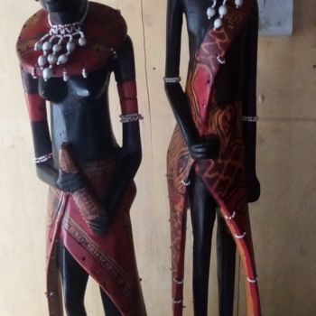 Escultura intitulada "Mahogany maasai cou…" por Obed Omwange, Obras de arte originais, Madeira