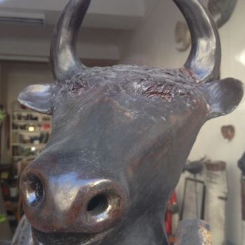Sculpture intitulée "tête de taureau raku" par Kyriaki Moustaki, Œuvre d'art originale, Terre cuite