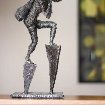 Sculptuur getiteld "Achievement (36x18x…" door Karen Axikyan, Origineel Kunstwerk, Metalen