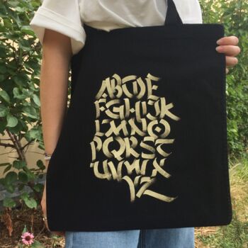 Arte tessile intitolato "Tote bag noir peint…" da Mise En Graphie, Opera d'arte originale, Acrilico