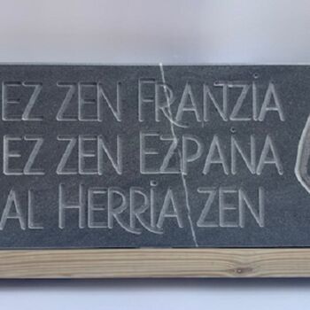 Skulptur mit dem Titel "Hau ez zen" von Benjamin Baudry, Original-Kunstwerk, Stein