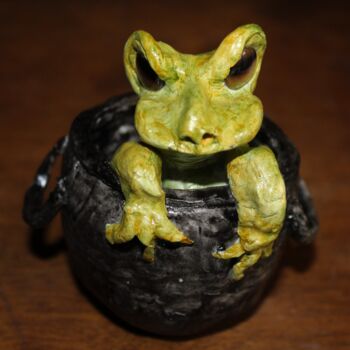 제목이 "The Witch's Frog"인 조형물 Deborah Pain로, 원작, 점토