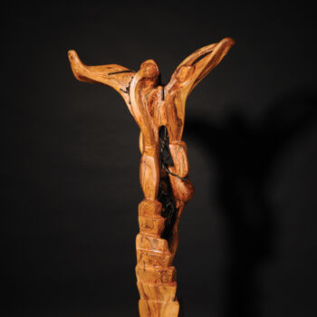 Sculptuur getiteld "Ascending to the Sky" door Maroun Hakim, Origineel Kunstwerk, Hout