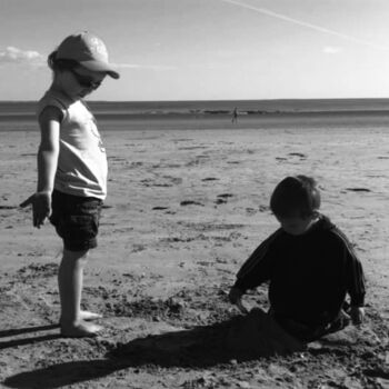 Photographie intitulée "Playing in the sand" par Pascal Carro (ORAK), Œuvre d'art originale, Photographie non manipulée