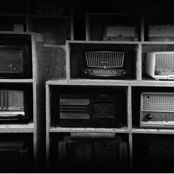 Photographie intitulée "On the radio one" par Pascal Carro (ORAK), Œuvre d'art originale, Photographie non manipulée
