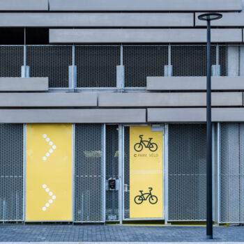 Photographie intitulée "Bikes parking" par Pierre Leccia, Œuvre d'art originale, Photographie numérique