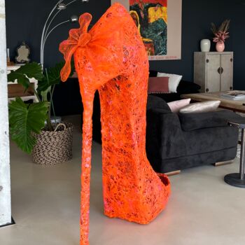 Sculpture titled "Chaussure a noeud o…" by Elisabeth D'Equainville, Original Artwork, Resin