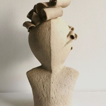 Scultura intitolato "Toute en mèches - B…" da Grazia Compagnino, Opera d'arte originale, Argilla