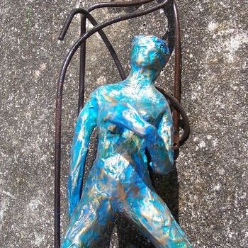 Sculpture intitulée "fière, si cambree" par Anne-Frédérique Ferret, Œuvre d'art originale, Papier