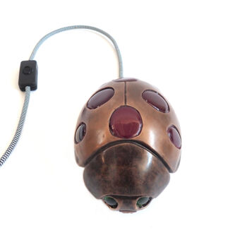 제목이 "Ladybug Lamp"인 조형물 Rossella Scapini로, 원작, 청동 금속에 장착됨