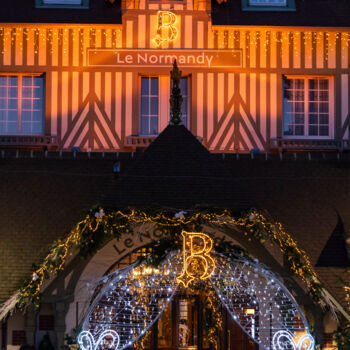 Photographie intitulée "Hôtel Normandy" par Aurélien Comte, Œuvre d'art originale, Photographie numérique