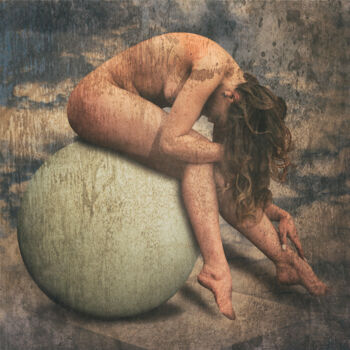 Assise sur le bord d'un monde