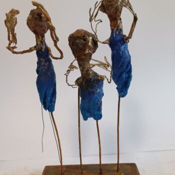 Sculpture titled "les tuniques bleues" by Laurence Pustoc'H, Original Artwork, Paper maché