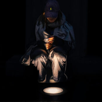Photography titled "La fille au GSM" by Laure Vignaux, Original Artwork, Digital Photography