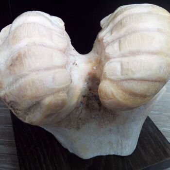 Skulptur mit dem Titel "Open your mind again" von Serendipity Liche, Original-Kunstwerk, Knochen