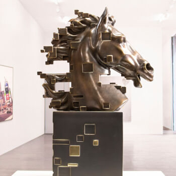 제목이 "Pixelated Horse"인 조형물 Miguel Guía로, 원작, 청동