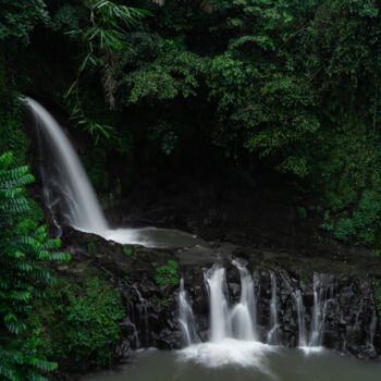 Photographie intitulée "Waterfall" par Ivan Cheremisin, Œuvre d'art originale, Photographie numérique