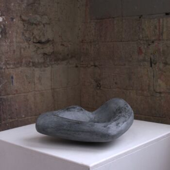 Skulptur mit dem Titel "Between Rock 002" von Siobhán Joyce, Original-Kunstwerk, Gips