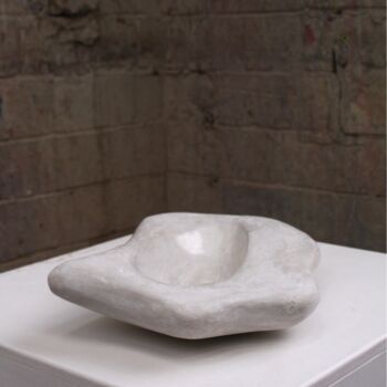 Skulptur mit dem Titel "Between Rock 003" von Siobhán Joyce, Original-Kunstwerk, Gips