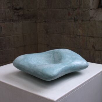 Skulptur mit dem Titel "Between Rock 005" von Siobhán Joyce, Original-Kunstwerk, Gips