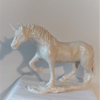 Skulptur mit dem Titel "LICORNE" von Isabelle Zwang, Original-Kunstwerk, Keramik