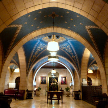 Fotografia zatytułowany „YMCA Lobby Arches” autorstwa Joseph Anthony Quattromini, Oryginalna praca, Fotografia nie manipulow…