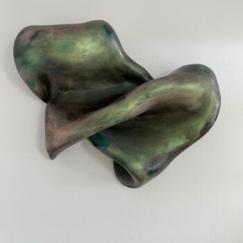 제목이 "Heart of the Earth"인 조형물 Olita Art로, 원작, 회 반죽 나무 들것 프레임에 장착됨
