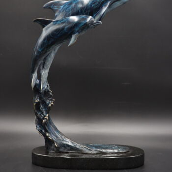 Scultura intitolato "The Dolphins" da Laran Ghiglieri, Opera d'arte originale, Bronzo