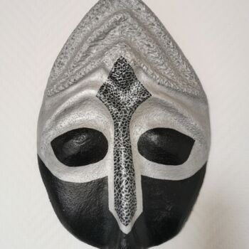 Scultura intitolato "Masque "La Lance  d…" da Grazia Compagnino, Opera d'arte originale, Argilla