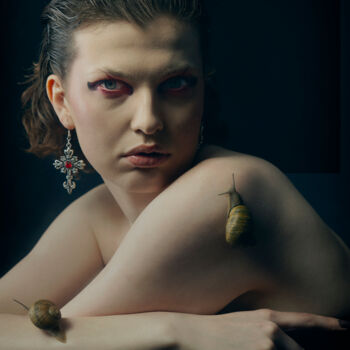 Photographie intitulée "The Snail Lady II d…" par Cédric Brion, Œuvre d'art originale, Photographie numérique Monté sur Alum…
