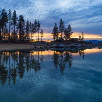 Fotografía titulada "Sand Harbor Solitude" por Martin Gollery, Obra de arte original, Fotografía digital Montado en Otro pan…