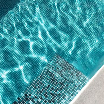 「Pool 10, 2024」というタイトルのデジタルアーツ Jil Andersによって, オリジナルのアートワーク, デジタル その他の剛性パネルにマウント