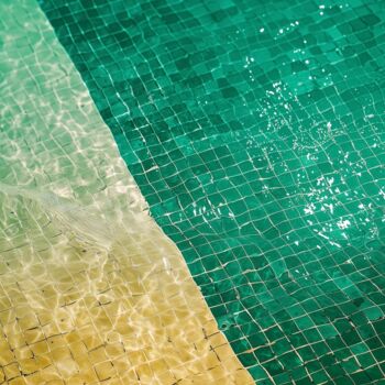 「Pool 82, 204」というタイトルのデジタルアーツ Jil Andersによって, オリジナルのアートワーク, AI生成画像 その他の剛性パネルにマウント
