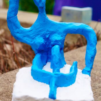 Escultura intitulada "blue act based on H…" por Ulrich Ernst Nievergelt, Obras de arte originais, Argila
