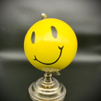Scultura intitolato "Don’t worry, Be hap…" da Pepe22, Opera d'arte originale, Cartapesta